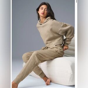 ALO Muse sweatsuit in gravel heather color